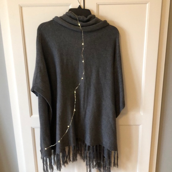 SUPER TRENDY PONCHO! - Picture 2 of 3